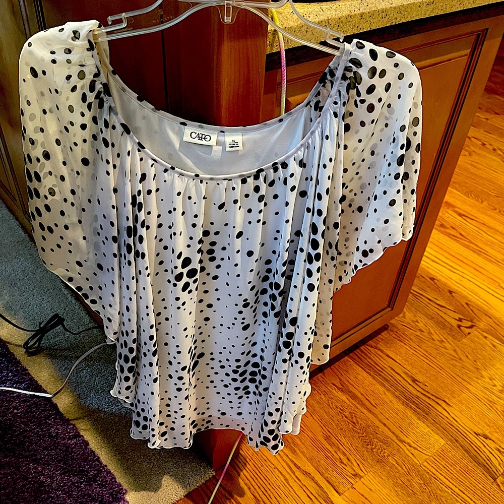 Ladies very nice top. Doesn’t wrinkle. Great for work or for a night out.